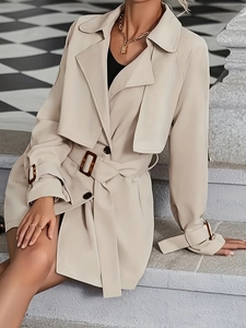 Trench-coat classique beige à double boutonnage pour femme avec ceinture et col à revers