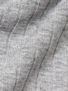 Gros plan détaillé sur la texture en maille côtelée gris clair à rayures verticales
