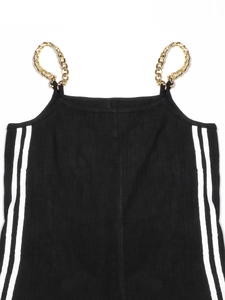Robe noire en maille pour femme avec chaînes dorées et rayures blanches latérales