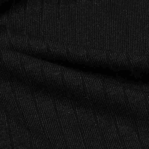 Gros plan détaillé sur le tissu en maille côtelée noire et la texture à rayures verticales