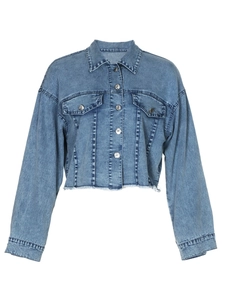 Women's cropped denim jacket with raw hem and flap pockets in washed blue finish