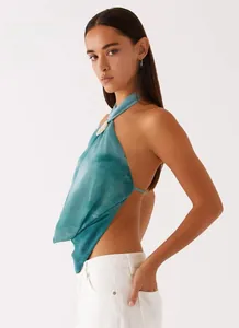 Détail du haut dos nu en soie sarcelle avec boucle décorative et coupe élégante dos nu