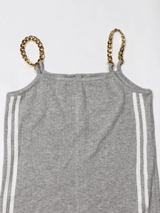Robe courte grise en maille côtelée avec bretelles chaîne dorée et rayures blanches