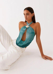 Détail du haut dos nu bleu sarcelle avec boucle coquille et tissu effet tie-dye
