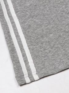 Gros plan sur le tissu gris côtelé avec bandes latérales blanches sur la robe d'été
