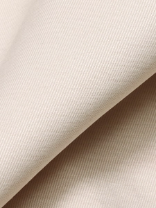 Détail de tissu trench-coat kaki montrant le tissage sergé fin et l'éclat satiné