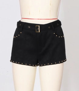 Detail der schwarzen High-Waist-Shorts mit goldfarbenen Nieten, Wildlederoptik und Gürtel