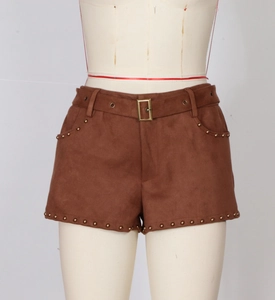 Details brauner Wildleder-Shorts mit Vintage-Nieten aus Bronze und passendem Gürtel