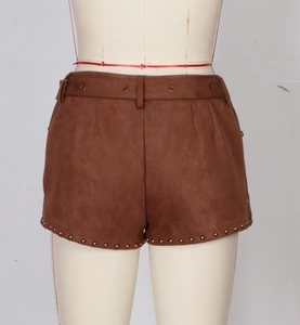 Detailansicht brauner Wildleder-Shorts mit Vintage-Bronzenieten und Taillenösen