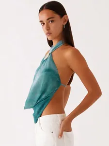 Haut dos nu tie-dye bleu canard avec détail métallique au cou et coupe ajustée élégante