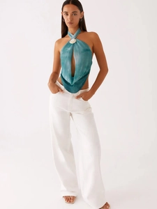 Haut licou élégant en satin dégradé bleu avec pantalon blanc à jambes larges