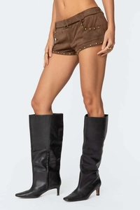 Detail der braunen Wildleder-Hotpants mit Vintage-Goldnieten und passendem Gürtel an der Taille