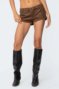 Detail von braunen Wildledershorts mit Vintage-Goldnieten und passendem Gürtel mit Stiefeln