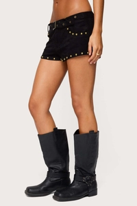 Detail von schwarzen Wildleder-Shorts mit Goldnieten und passenden Biker-Stiefeln