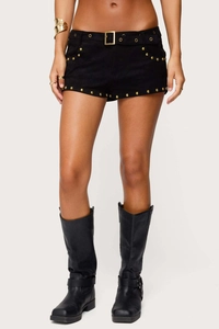 Detailansicht der schwarzen Suede-Shorts mit Goldnieten und passendem Gürtel im Punk-Stil