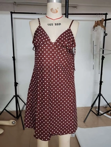Detail des V-Ausschnitts mit Kordelzug am braunen gepunkteten Camisole-Kleid