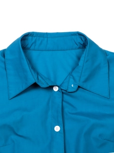 Chemise bleue à manches longues en coton et lin avec col classique et boutons blancs
