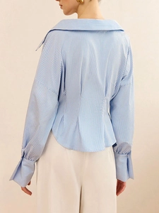 Chemise rayée bleu et blanc à manches longues avec plis au dos et taille ajustée