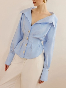 Chemise rayée bleue et blanche à manches longues avec revers larges et taille cintrée