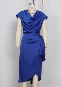 Vue détaillée d'une robe mi-longue en satin bleu saphir avec col bénitier sur un mannequin