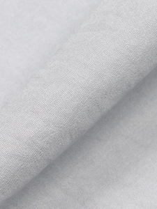 Détail macro du tissu en mélange de lin gris clair montrant la texture de tissage uni