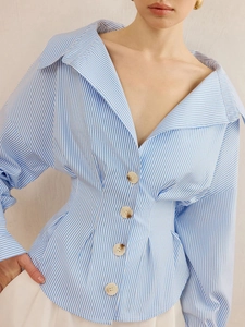Chemise élégante à rayures bleues et blanches avec col en V et boutons à la taille