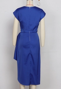 Vue détaillée du dos de la robe mi-longue en satin bleu foncé avec fermeture éclair