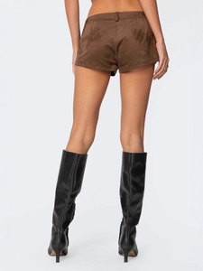 Rückansicht braune Wildleder-Micro-Shorts für Damen mit Nieten und mattem Finish