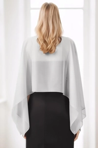 Damen Chiffon Bolero in Hellgrau in der Rückansicht über einem schwarzen ärmellosen Kleid