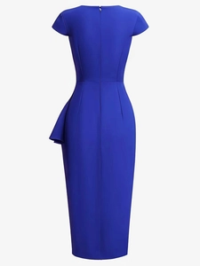 Robe midi élégante en satin bleu roi avec coupe ajustée et détail de volants latéraux