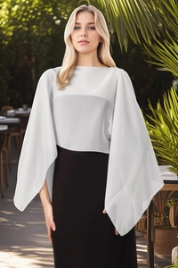 Detail des weißen Chiffon-Capes mit durchscheinender Textur und luftigem Design