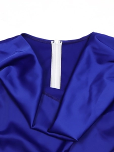 Détail d'une fermeture éclair invisible blanche sur une robe élégante en satin bleu foncé