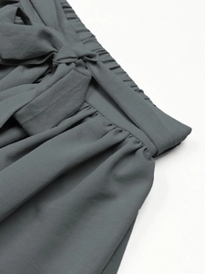 Jupe trapèze élégante à taille haute paperbag avec ceinture à nouer en gris anthracite