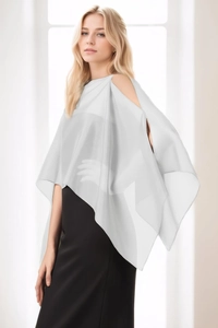 Detailansicht eines leichten weißen Chiffon-Capes über einem schwarzen Kleid