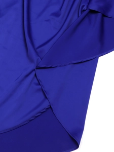 Détail du tissu en satin bleu électrique élégant montrant texture lisse et couture