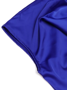 Détail du tissu en satin bleu roi avec texture de soie lisse et coutures fines
