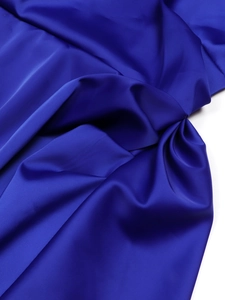 Élégant tissu en satin bleu roi présentant une texture lisse et une finition soyeuse