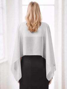 Damen Chiffon-Schal Bolero in Silber über schwarzem Abendkleid Rückansicht Detail