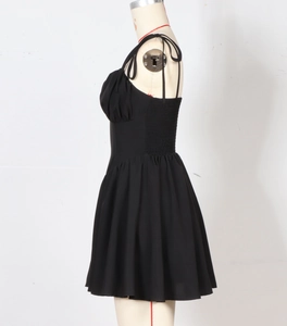Details zur gesmokten Taille und gerafften Brust eines schwarzen Mini-Kleides