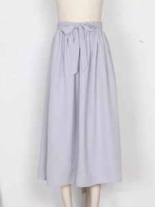 Jupe longue gris clair à taille haute avec ceinture à nœud et texture plissée