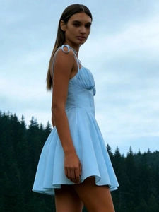 Hellblaues trägerloses Sommerkleid mit verstellbaren Trägern und tailliertem Schnitt