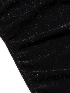 Macro di tessuto nero glitterato con trama a pieghe per un abito da sera elegante