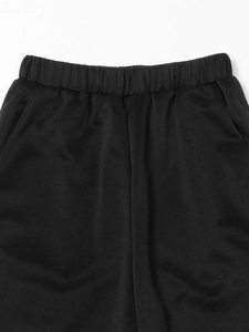 Detailansicht des elastischen Bundes und der Seitentaschen dieser schwarzen Freizeithose