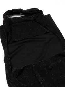 Dettaglio dell'abito da sera nero sexy con paillettes argentate, scollo all'americana e schiena nuda