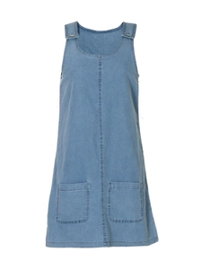 Robe chasuble en jean bleu clair sans manches avec boutons en métal et poches plaquées