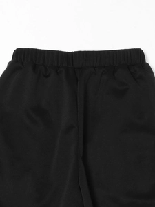 Detailansicht des elastischen Bundes und Kordelzugs der schwarzen, lässigen Strickhose