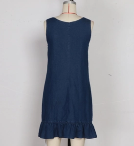 Dettaglio dell'orlo a balze sull'abito in denim senza maniche blu scuro da donna
