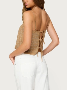 Canotta cammello con schiena scoperta, borchie argentate e spalline incrociate moda