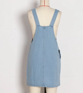 Detailansicht der Rückseite für hellblaues Jeans-Trägerkleid mit klassischem Racerback
