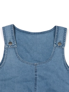 Robe en jean sans manches bleue avec larges bretelles et boutons métalliques argentés